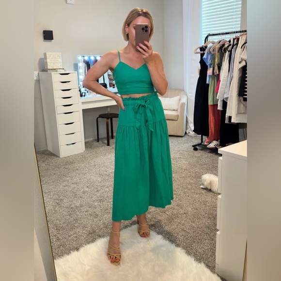 Linen blend Kelly Green Midi Skirt set has matching crop top by universal thread - Picture 3 of 9